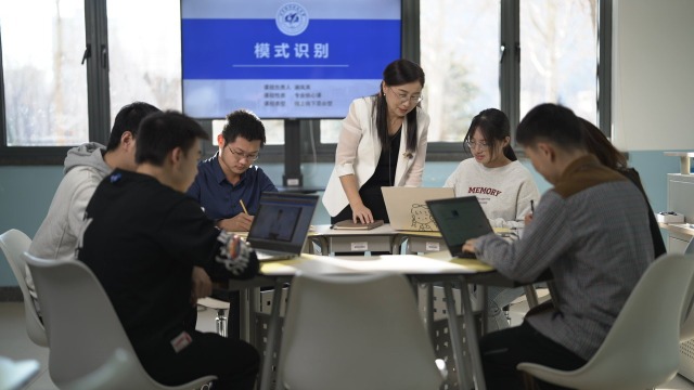 謝鳳英指導(dǎo)學(xué)生。資料圖片.jpg