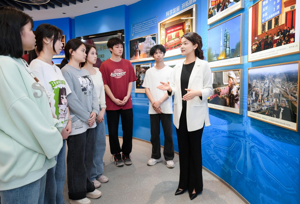 思政課教師在中國(guó)夢(mèng)主題場(chǎng)館內(nèi)開(kāi)展愛(ài)國(guó)主義教育實(shí)踐教學(xué)活動(dòng)
