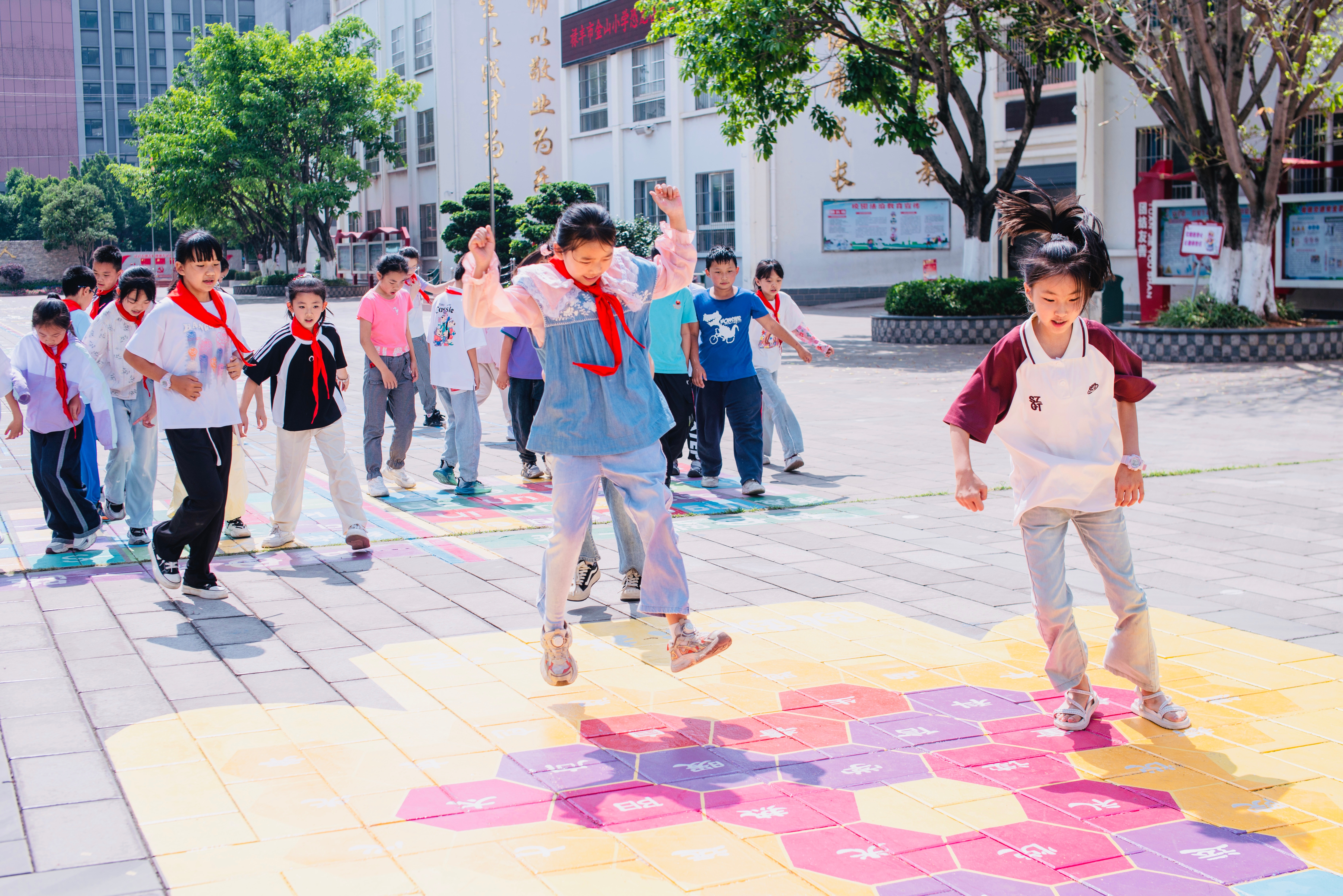 金山小學學生在玩地面游戲.jpg