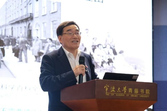 寧波大學(xué)校長(zhǎng)、中國(guó)科學(xué)院院士蔡榮根講述科學(xué)家精神 寧波市教育局供圖.jpg