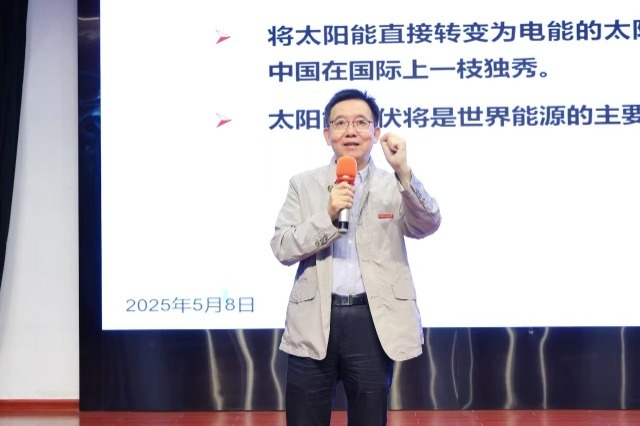 中國(guó)科學(xué)院院士、浙大寧波理工學(xué)院校長(zhǎng)楊德仁介紹光伏技術(shù)相關(guān)知識(shí) 寧波市教育局供圖.jpg