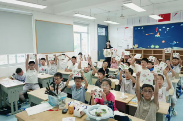 寧波衛(wèi)生職院實(shí)踐團(tuán)帶領(lǐng)越溪小學(xué)學(xué)生開(kāi)展植物拓印 學(xué)校供圖.png