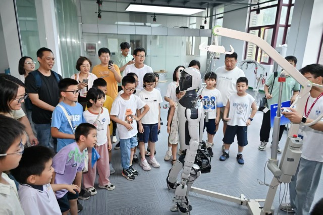 公眾參觀機(jī)器人與智能制造裝備技術(shù)實(shí)驗(yàn)室 中國科學(xué)院大學(xué)寧波材料工程學(xué)院供圖.jpg 公眾參觀機(jī)器人與智能制造裝備技術(shù)實(shí)驗(yàn)室 中國科學(xué)院大學(xué)寧波材料工程學(xué)院供圖.jpg