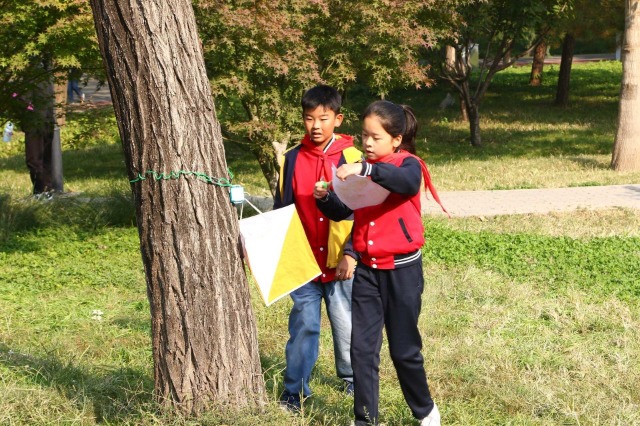 學(xué)生在定向越野活動中.jpg 學(xué)生在定向越野活動中.jpg