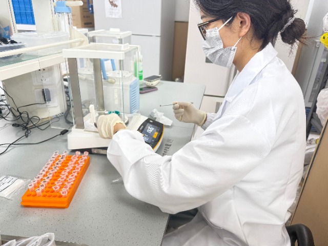 土壤生物普查團(tuán)隊(duì)成員在實(shí)驗(yàn)室測樣 學(xué)校供圖.jpg