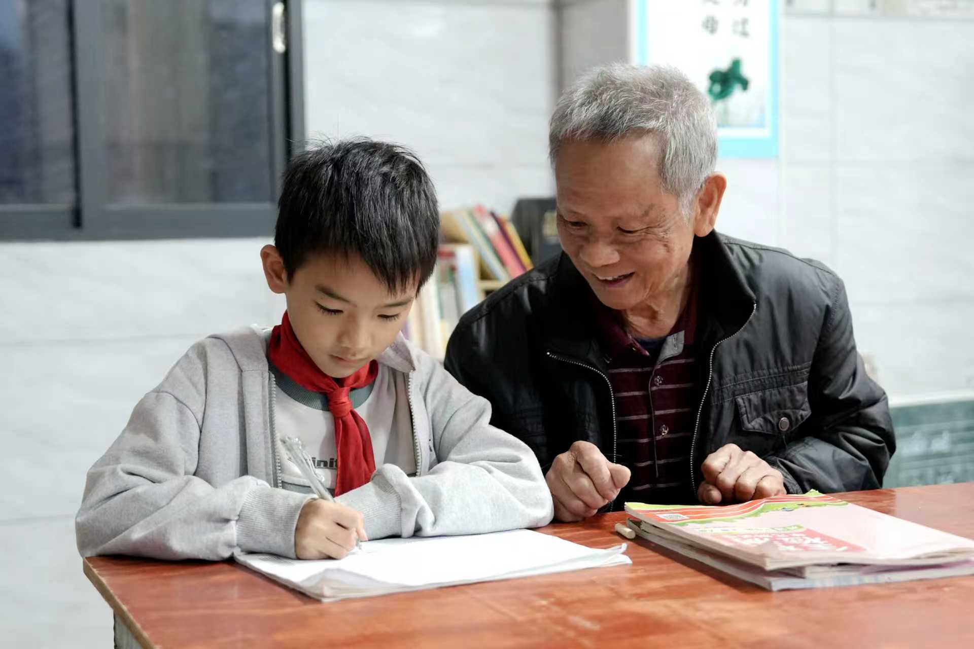 李其旭正在輔導(dǎo)學(xué)生.jpg 李其旭正在輔導(dǎo)學(xué)生.jpg